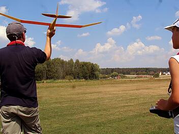Den Start übernahmen die "Profis", in der Luft durften dann die Ferienkinder steuern.   Foto: Richard Sänger
