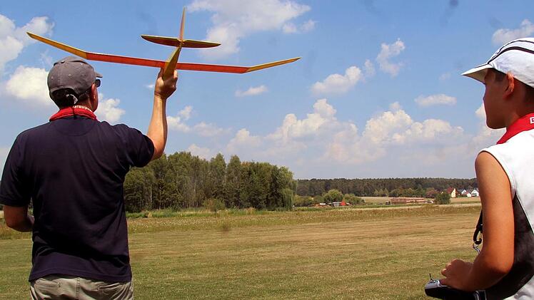 Den Start übernahmen die "Profis", in der Luft durften dann die Ferienkinder steuern.   Foto: Richard Sänger