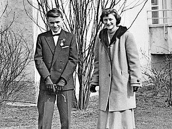 Gerhard Schmidt mit seiner Schwester bei seiner Konfirmation  Foto: privat