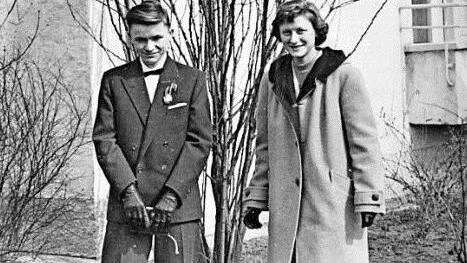 Gerhard Schmidt mit seiner Schwester bei seiner Konfirmation  Foto: privat