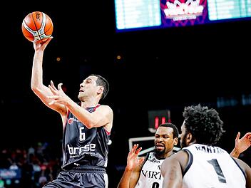 Brose-Kapitän Nikos Zisis versucht es im Halbfinalspiel gegen Virtus Bologna mit einem Floater. Der Grieche traf nur einen seiner sieben Würfe aus dem Feld und erzielte lediglich vier Punkte. Foto: Daniel Löb