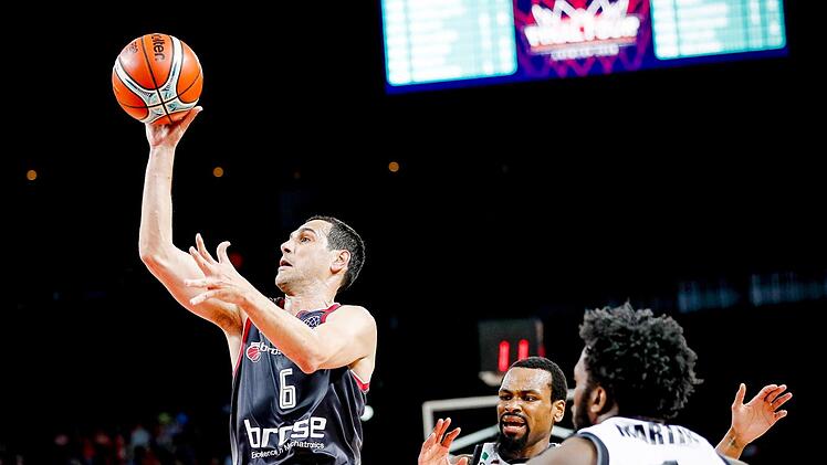 Brose-Kapitän Nikos Zisis versucht es im Halbfinalspiel gegen Virtus Bologna mit einem Floater. Der Grieche traf nur einen seiner sieben Würfe aus dem Feld und erzielte lediglich vier Punkte. Foto: Daniel Löb