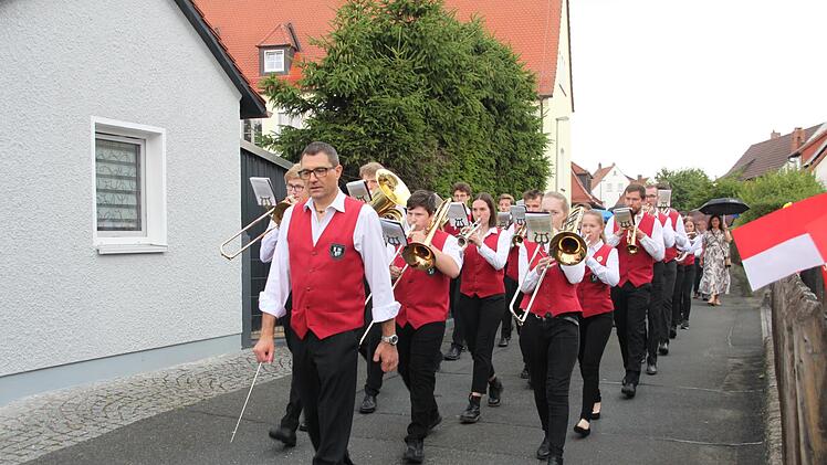 Mit zackigen Märschen unterhielt die Jugendkapelle der städtischen Musikschule unter der Leitung von Harald Streit.