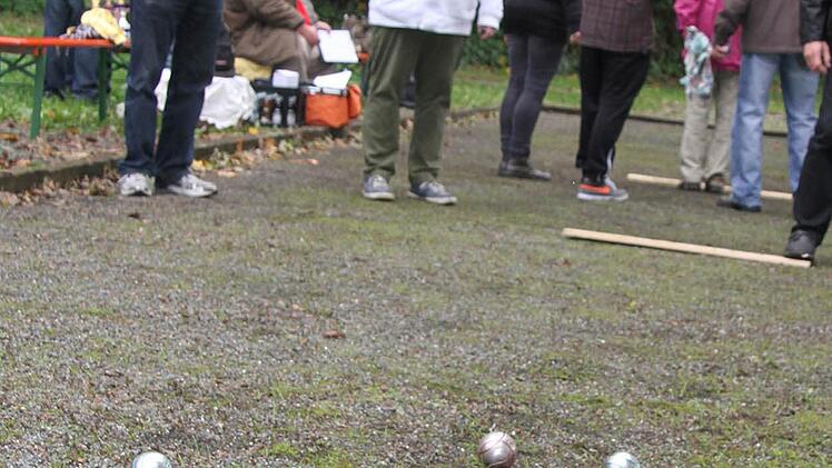 Volle Konzentration: Die großen Kugeln müssen der kleinen so nah wie möglich kommen.