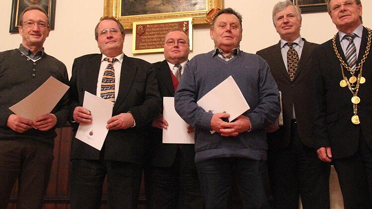 Lothar Hauck, Friedrich Jakob, Günter Soja, Udo Auer und Hermann Zeuß freuten sich über die Auszeichnung durch Bürgermeister Wolfgang Beiergrößlein (v. l.). Foto: Marco Meißner