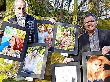Der Freie Fotoclub Bayreuth - links im Bild Mitglied Martin Ritter - stellt auf der Naturbühne Aufnahmen aus, die dort anlässlich eines Model-Shootings entstanden sind. Rechts Naturbühnen-Vorsitzender Siegfried Küspert. Foto: Dieter Hübner