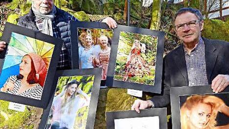 Der Freie Fotoclub Bayreuth - links im Bild Mitglied Martin Ritter - stellt auf der Naturbühne Aufnahmen aus, die dort anlässlich eines Model-Shootings entstanden sind. Rechts Naturbühnen-Vorsitzender Siegfried Küspert. Foto: Dieter Hübner