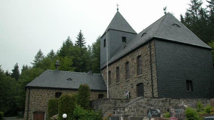 Sie erinnern an die Auferstehung: das Osterfenster in Gössersdorf (oben links), die Osterkrippe in Theisenort (oben rechts) und die Auferstehungskirche in Kleintettau (unten). Fotos: Fleischmann/Schmidt/Kraus