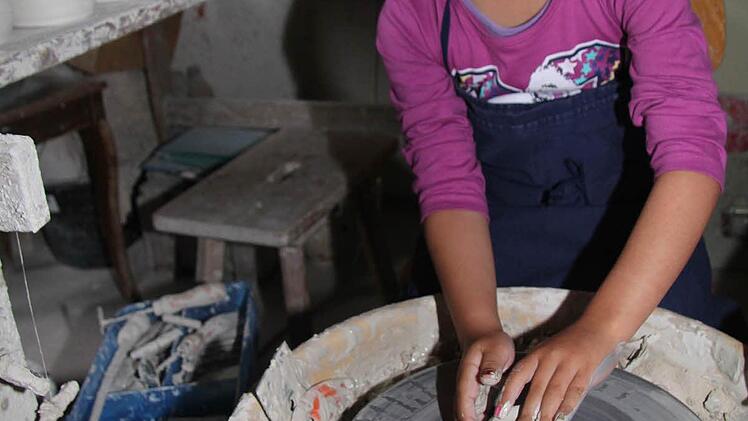 Loreen wundert sich, wie schnell sich die Scheibe dreht. Es ist Geschick erforderlich, um ein ebenmäßiges Gefäß zu formen.