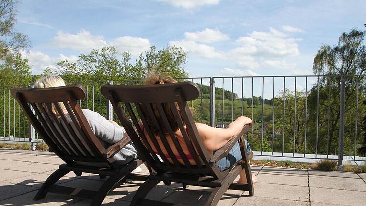 Die Weckbecker-Klinik liegt im Hartwald oberhalb der Stadt Bad Brückenau. Von der Dachterasse hat man einen schönen Ausblick. Foto: Ulrike Müller