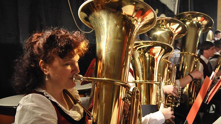 Die Musikkapelle Schondra beim Konzert "Eine Reise um die Welt".Foto: Peter Klopf