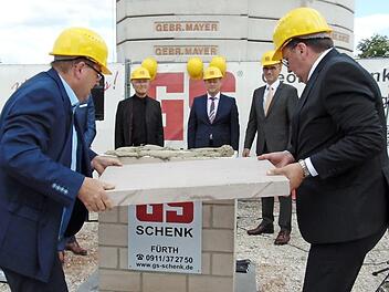 Der Grundstein für das neue NAF-Gebäude in Neunkirchen wird wieder verschlossen.  Foto: Petra Malbrich