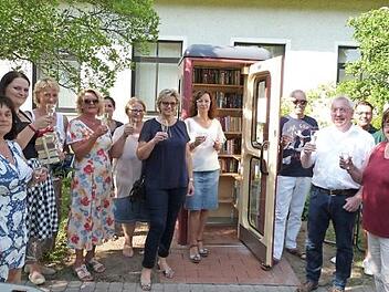 Die Mitglieder der Frauen Union Neudrossenfeld waren stolz, dass sie am Zugang zum Rathaus und der Sparkasse einen Bücherschrank übergeben konnten. Von rechts: FU-Kreisvorsitzende Brigitte Soziaghi und Bürgermeister Harald Hübner und Fünfte von rechts FU-Ortsvorsitzende Marion Weidner  Foto: Werner Reißaus