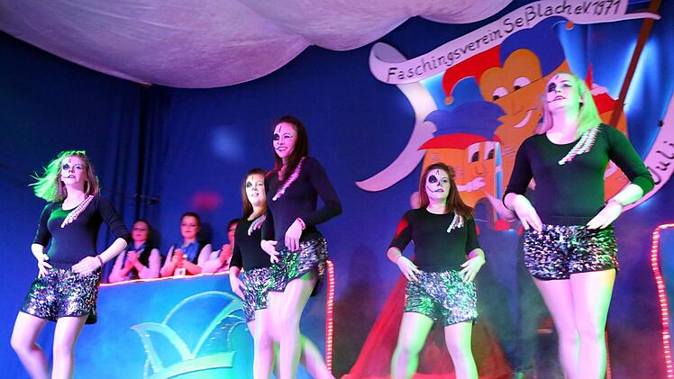 Die Tänzerinnen der Showtanzgruppe "Kustibas" bewegten sich auf der Bühne noch flinker und professioneller als sie die Kostüme wechselten. Foto: Bettina Knauth