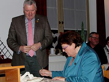 Bürgermeister Jürgen Hennemann nutzt den Besuch zu einer Stippvisite bei der CSU für die Eintragung von Landtagspräsidentin Barbara Stamm in das Gästebuch der Stadt.Günther Geiling