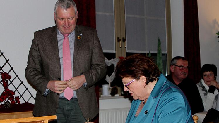 Bürgermeister Jürgen Hennemann nutzt den Besuch zu einer Stippvisite bei der CSU für die Eintragung von Landtagspräsidentin Barbara Stamm in das Gästebuch der Stadt.Günther Geiling