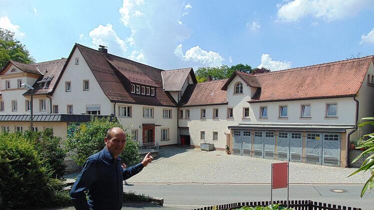 Jochen Gundelfinger vor dem Anwesen Foto: Petra Malbrich