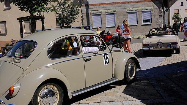 Oldtimertreffen auf dem Sulzthaler Dorfplatz.  Gerd Schaar