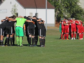 Beide Teams schworen sich für dem Landesliga-Derby noch einmal ein. Lisa Hümmer