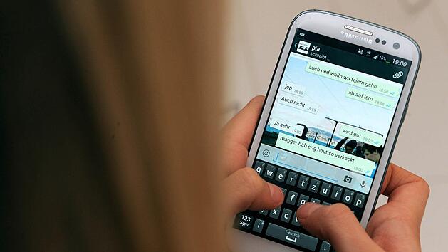 Bei WhatsApp können Nutzer bald Sticker verschicken. Symbolbild: Ingo Wagner/dpa