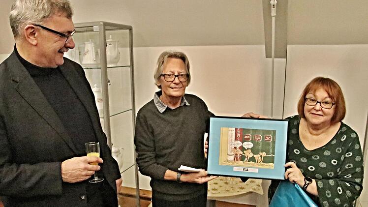Klaus Strobel (Mitte) schenkte zur Ausstellungseröffnung je eine Karikatur Bürgermeister Helmut Dietz und Ute Morgenroth.
