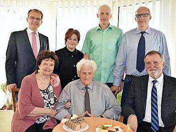 Heinz Hofmann feierte 90. Geburtstag. Unser Bild zeigt (erste Reihe von links) Heidesuse Wagner, den Jubilar, Dieter Bordihn (Vorstand Kulmbacher Bank) sowie (zweite Reihe von links) den Zweiten B&uuml;rgermeister Ralf Hartnack, Christina Flauder, Dieter Hofmann und Werner Hofmann. Foto: Uschi Prawitz