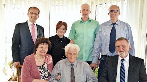 Heinz Hofmann feierte 90. Geburtstag. Unser Bild zeigt (erste Reihe von links) Heidesuse Wagner, den Jubilar, Dieter Bordihn (Vorstand Kulmbacher Bank) sowie (zweite Reihe von links) den Zweiten B&uuml;rgermeister Ralf Hartnack, Christina Flauder, Dieter Hofmann und Werner Hofmann. Foto: Uschi Prawitz