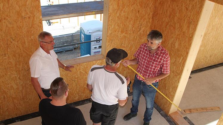 Baubesprechung im zukünftigen Küchenbereich Foto: Ulrike Müller
