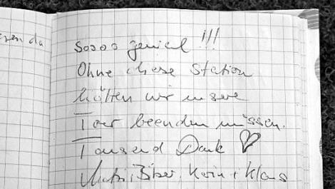 Solche und ähnliche Einträge gibt es im Gästebuch der Oberbrunner Servicestation zuhauf. Fotos: Berthold Köhler