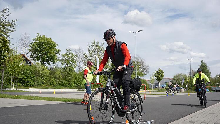Über die liegende Leiter zu fahren, erforderte ein bisschen Mut, machte aber auch Spaß. Foto: Marion Eckert
