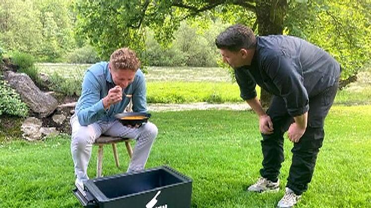 Spontan ändert Tim Mälzer die Challenge und lässt Martin Klein Tomatensuppe mit Fisch aus seinem Stammlokal kochen.