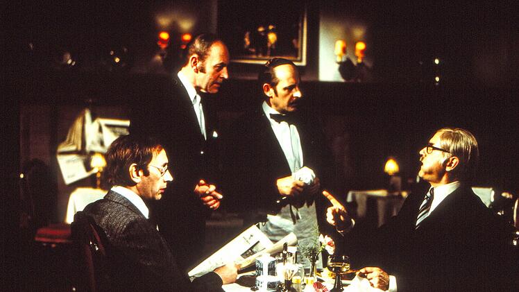 Und wie schmeckt sie nun, die "Kalbshaxe Florida"? Mit vollem Mund gelang hier ein weiteres Humorkleinod von meisterlicher Pr&auml;zision, von links: Ulrich von Bock, Erwin Wirschaz, Heinz Meier und Loriot.