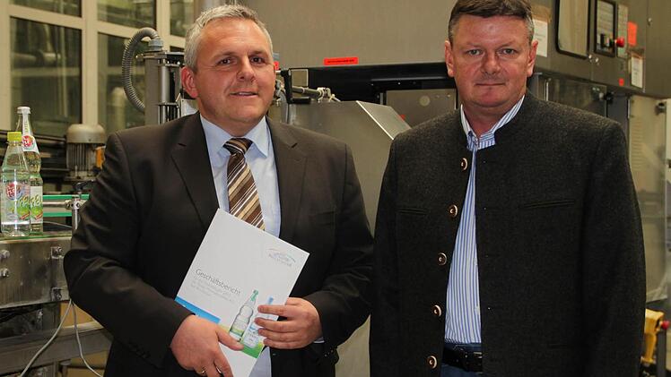 Die Vorstände Ingo Vialon (links) und Manfred Karl präsentierten den Geschäftsbericht für 2012.