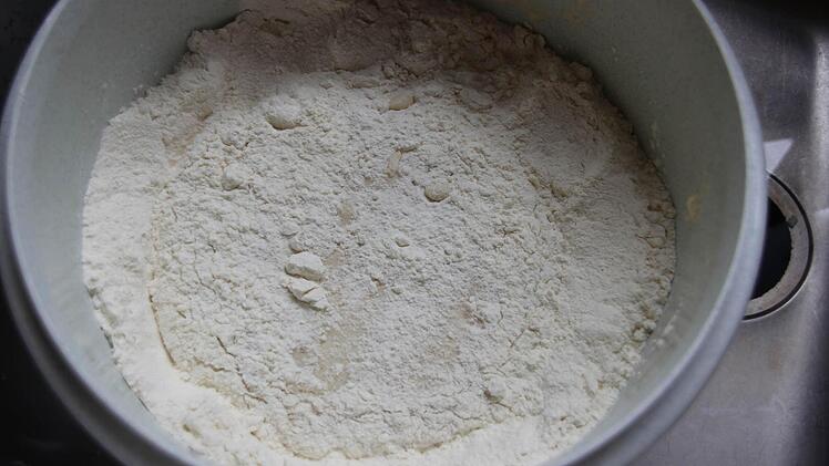 Der Teig aus Mehl, Hefe und Milch   Foto: Vanessa Schneider