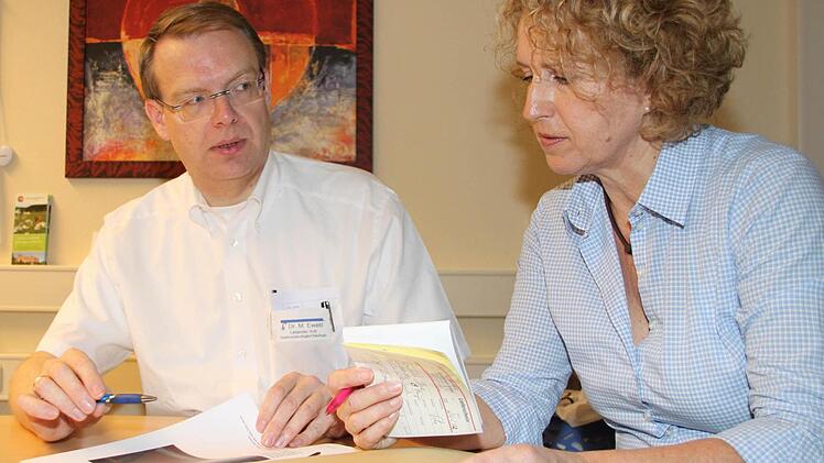 Chefarzt Markus Ewald von der Inneren Abteilung des Klinikums und Homecare-Assistentin Marion Schütz arbeiten in der Betreuung ihrer Stomapatienten eng zusammen.