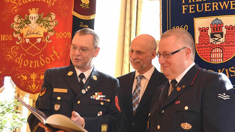 Urkunden, Fotobücher und Gedenksteine gab es anlässlich der 40-jährigen Freundschaft der Feuerwehren aus Bad Kissingen und Schorndorf (Rems-Murr-Kreis). Auf unserem Foto v.li. Stadtbrandinspektor Harald Albert, OB Kay Blankenburg, Schorndorfs Kommandant Torsten Grabarits und erste Bürgermeister von Schorndorf Edgar Hemmerich.  Foto: Peter Rauch