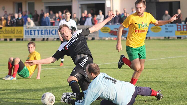Kein Zweifel: Elfmeter für Sand. Bambergs Torwart Daniel Horcher kommt zwar auch irgendwie an den Ball, bringt aber zuvor Sands Thorsten Schlereth zu Fall. Daniel Rinbergas verwandelte zum 1:0.   Foto: Ralf Naumann