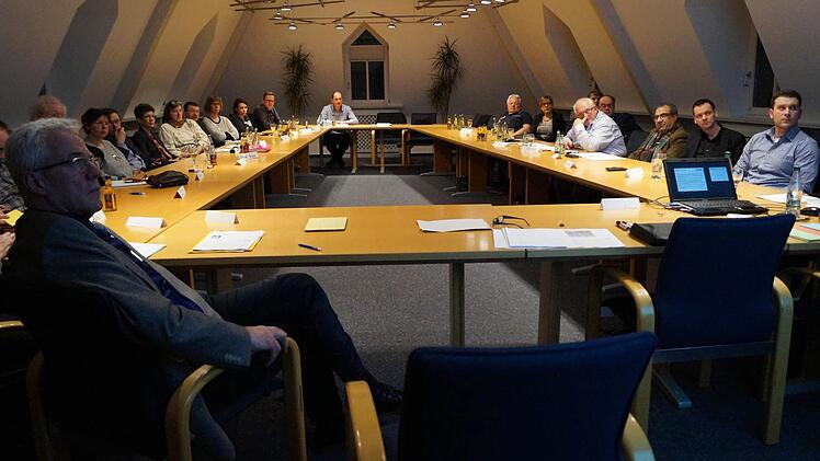 Gesch&auml;ftsleute und Stadtr&auml;te diskutierten im Rathaus &uuml;ber die k&uuml;nftige Marschroute in Ha&szlig;furt.  Fotos: ps
