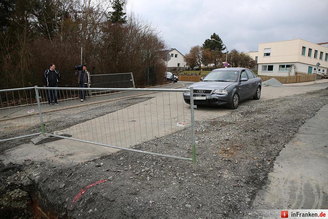 Autofahrer in Hof stürzt mit Pkw in Baugrube