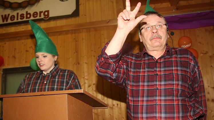 So manches Märchen wird in Welsberg wahr, stellten die beiden Zwerge Claudia Rose und Günther Rose mit Wort und Gesang fest. Foto: Michael Stelzner