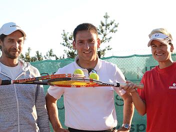 Garantieren Erfolg und Nachhaltigkeit in der Tennis-Abteilung des TSV Maßbach: Abteilungsleiter Jörg Dotzel (Bildmitte) und die Trainer Rachid Kossih und Belen Salvatierra.  Foto: Jürgen Schmitt