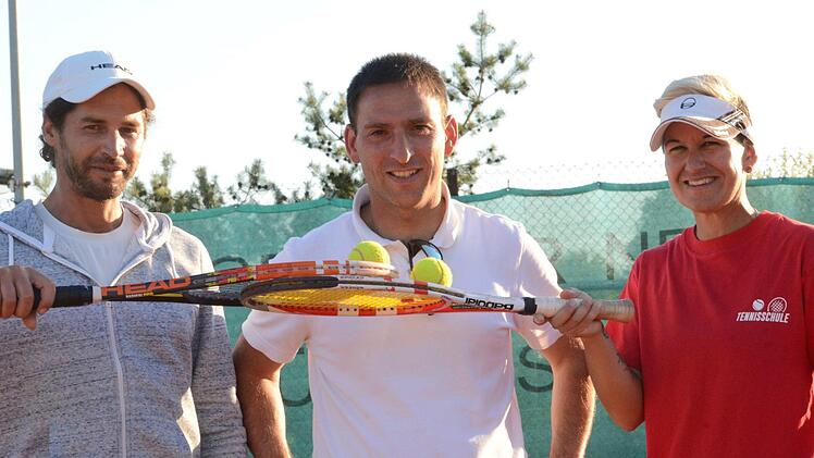 Garantieren Erfolg und Nachhaltigkeit in der Tennis-Abteilung des TSV Maßbach: Abteilungsleiter Jörg Dotzel (Bildmitte) und die Trainer Rachid Kossih und Belen Salvatierra.  Foto: Jürgen Schmitt