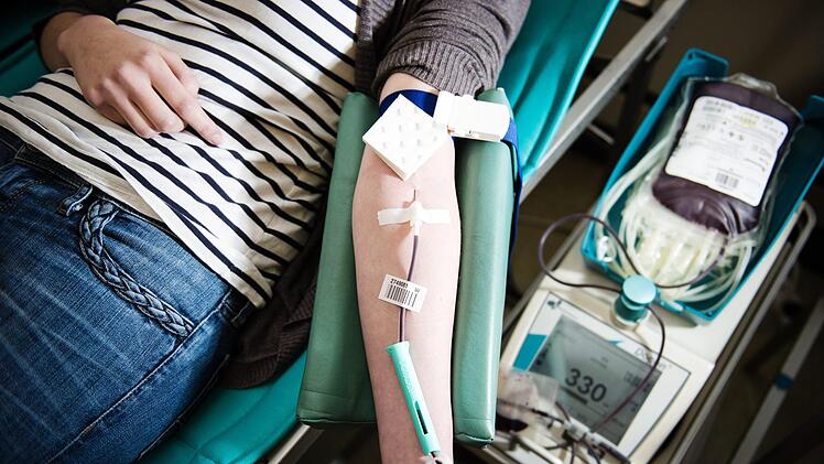Im Landkreis Kronach bietet der BRK Kreisverband jährlich rund 55 Blutspendetermine an elf Standorten an. Allein in Kronach sind es bis zu sechs Termine im Jahr. In Küps, Pressig und Marktrodach sind es fünf. Ansonsten sind es meist um die vier Termine in einem Ort. Foto: David Ebener/dpa