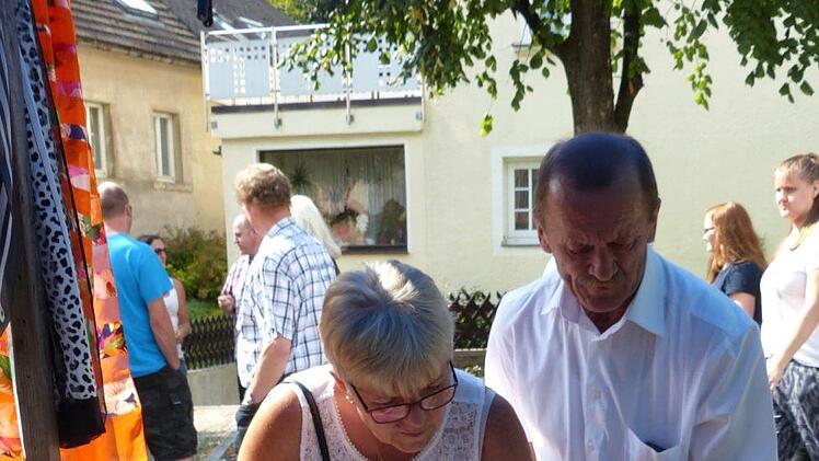 Ungarische Gäste decken sich beim Flohmarkt ein.