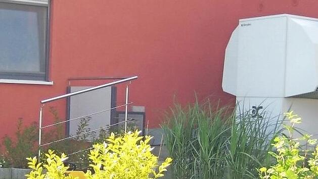 Eine Luft/Wasser-Wärmepumpe heizt und kühlt ein Einfamilienhaus ganzjährig.  Foto: Archiv/Glen Dimplex