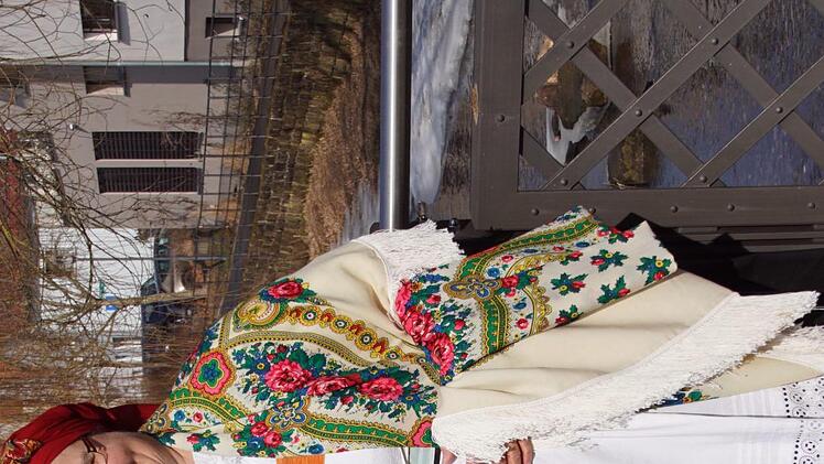 Die Tracht der Iglauer Sprachinsel tragen Elisabeth Pokoi (links) und ihre Tochter Helga Pokoi Müller aus Ebern und sie singen Lieder im angestammten Dialekt, die viel Lebensfreue vermitteln.
