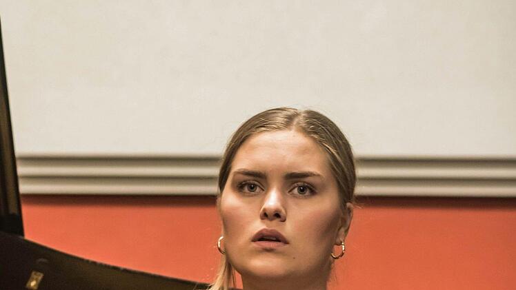 Zahlreiche Schüler und ehemalige Schüler des Bildungsinstituts für Musik und Musiktheater gestalteten ein Jubiläumskonzert im Haus Contakt in Coburg.Foto: Jochen Berger