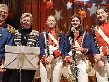 Sieben Instrumente im Wert von 12 000 Euro überreichte die Vorsitzende des Fördervereins der Städtischen Musikschule, Birgit Eber (2. von  links), an Stadtmusikdirektor Bernd Hammer (links). Miriam Gessner (weiter von links) und Klara Weidmann (rechts) und unterstützten Anna Weidmann (Mitte) bei einem kleinen Ständchen, bei dem die neue gesponserte Bassklarnette vorgestellt wurde.  Peter Klopf