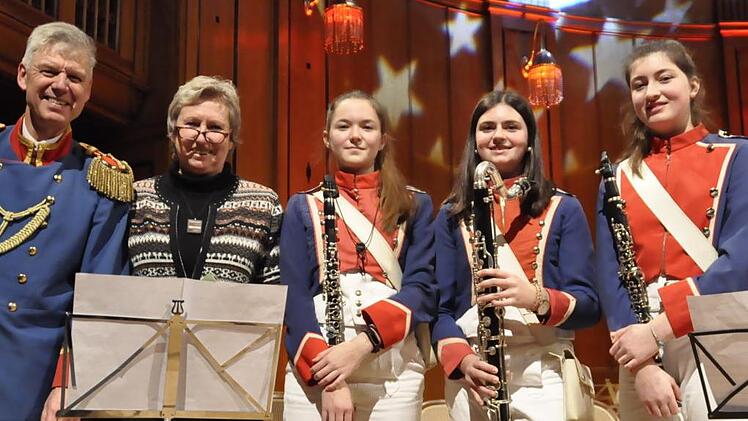 Sieben Instrumente im Wert von 12 000 Euro überreichte die Vorsitzende des Fördervereins der Städtischen Musikschule, Birgit Eber (2. von  links), an Stadtmusikdirektor Bernd Hammer (links). Miriam Gessner (weiter von links) und Klara Weidmann (rechts) und unterstützten Anna Weidmann (Mitte) bei einem kleinen Ständchen, bei dem die neue gesponserte Bassklarnette vorgestellt wurde.  Peter Klopf