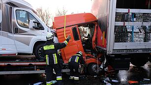 Mehrere Lastwagen kollidieren auf der A3 bei Erlangen
